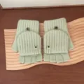 Gros plan de gants d'hiver pour femmes en tricot convertible demi-doigts vert clair. - Taille unique / Vert