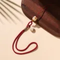 Rood gevlochten telefoonkoord met schattige kat hanger, stijlvol antiverlies accessoire. - Polsstijl / Bordeauxrood
