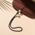 Schattig gelukskat telefoontouwtje, gevlochten zwarte riem met mooie kattenhangers. - Polsstijl / Zwart