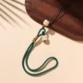 Groene gevlochten telefoankoord met schattige gelukskat hangers, anti-verlies draagriem. - Polsstijl / Donkergroen