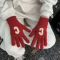 Gants d'hiver épais et confortables en tricot rouge avec lettre C blanche pour saison froide. - Modèle C rouge jujube