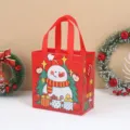 Bolsa de mano de Navidad roja de tela no tejida con lindo muñeco de nieve y árbol para regalos. - Muñeco de nieve / 22x23x11cm