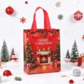 Bolsa de regalo de Navidad detalle con diseño estampado de chimenea y árboles festivos. - Chimenea de Navidad