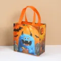 Vista detallada de la bolsa de regalo de Halloween con monstruo y asas naranjas. - 22*23*11cm / Monstruito Azul