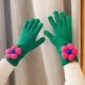 Gants d'hiver tactiles verts pour femmes avec jolie fleur rose en tricot chaud doux - Vert
