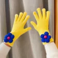 Gants d'hiver en tricot jaune avec décoration de fleurs bleues, gants chauds à cinq doigts. - Jaune