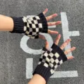 Schwarz-weiße karierte fingerlose Strickhandschuhe für Damen und Herren im Winter. - Schwarz-Weißes Schachbrett