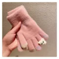 Vue détaillée des gants tactiles en tricot d'hiver ours mignon pour femmes, chauds. - Petit raton laveur rose