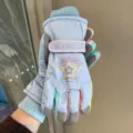 Gros plan des détails des gants de ski, doublés de polaire, paume antidérapante tactile. - Taille unique / Bleu pour adultes