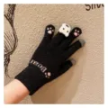 Détail des gants d'hiver noirs tricotés chauds avec joli ours en peluche et écran tactile. - Petit raton laveur noir