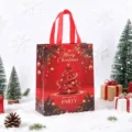 Bolsa de regalo de Navidad roja festiva con estampado de árbol para empaques y fiestas. - Árbol de Navidad