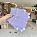 Απαλά χειμερινά γάντια αφής για γυναίκες με λευκά δάχτυλα και πλεκτές λεπτομέρειες. - Μωβ