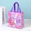 Bolsa de regalo de tela no tejida morada con mariposas coloridas y asas resistentes. - Violeta Ligero