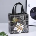 Sac-cadeau non tissé pour la fête des pères à motif écossais et poignée, vue principale. - 22x23x11cm / Noir