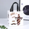 Sac cadeau non-tissé pour la fête des pères avec poignée, cravate et jolie moustache. - 22x23x11cm / Blanc
