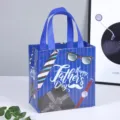 Sac cadeau bleu non-tissé de Fête des Pères avec cravate et lunettes pour emballage. - 22x23x11cm / Bleu