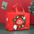 Bolsa de regalo de compras navideñas de tela roja con estampado de gnomo y corona festiva. - Guirnalda Roja