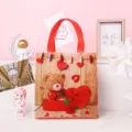 Sac cadeau non-tissé de Saint-Valentin avec ours en peluche mignon, vue de face pour les fêtes. - Style 2