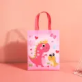 Rosa Zeichentrick Dinosaurier Vlies Geschenkbeutel mit roten Griffen fuer Verpackung. - 26x32x10cm / Rosa Dinosaurier