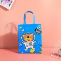 Blaues Vlies-Geschenkbeutel im Weltraum-Design mit süßem Bärenmuster für die Verpackung. - 26x32x10cm / Blauer Weltraumbär
