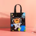 Vliesstoff Geschenktüte laminiert, schwarzer Weltraum Bär Astronaut Print, Einkaufstasche. - 26x32x10cm / Schwarzer Weltraumbär