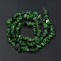 Nahaufnahme von natürlichen grünen Kristall-Splitterperlen, unregelmäßig, ideal für DIY Schmuck. - Stil 02