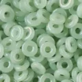Vista detallada de cuentas de anillo de vidrio verde claro imitación jade para joyería. - Anillo Donut / 12.5mm (20 Piezas/Paquete) / Jade Nefrita