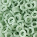 Primer plano de cuentas de vidrio verde claro con estilo jade para bisutería artesanal. - Anillo Donut / 20mm (Paquete de 20 Piezas) / Jade Nefrita