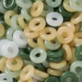 Primer plano de cuentas de anillo de jade de imitacion mixta, ideales para crear joyas artesanales. - Anillo Donut / 12.5mm (20 Piezas/Paquete) / Colores Mezclados al Azar