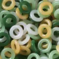 Primer plano detallado de anillos de vidrio de colores, ideales para manualidades de joyería. - Anillo Donut / 20mm (Paquete de 20 Piezas) / Colores Mezclados al Azar