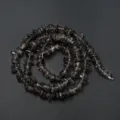Gros plan de perles de pierres de cristal de quartz fumé irrégulières pour bijoux. - Style 09