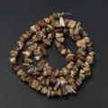 Gros plan de perles de pierres concassées irrégulières, texture naturelle et belle finition. - Style 13