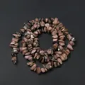 Vue détaillée de perles de pierres précieuses irrégulières naturelles pour bijoux. - Style 14