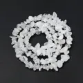 Gros plan de cristaux blancs bruts, perles de pierres precieuses pour bijoux DIY. - Style 21