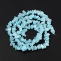 Vue détaillée de perles de cristal irrégulières bleu clair, idéales pour bijoux DIY. - Style 24