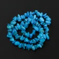 Gros plan de perles de pierres concassées en turquoise bleue irrégulière pour bijoux DIY. - Style 25