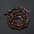 Vue détaillée de perles de pierres précieuses irrégulières pour la création de bijoux DIY. - Style 39