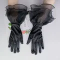 Nahaufnahme Detail schwarzer Satinhandschuhe mit eleganten transparenten Rüschenmanschetten. - Schwarz