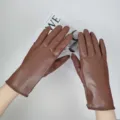 Damen braune PU Lederhandschuhe Detailansicht, gefütterte warme Winterhandschuhe für Frauen. - Braun