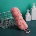 Esponja de ducha larga de malla rosa para exfoliación corporal con cuerda práctica para colgar. - Aprox. 40CM / Rosa