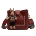 Borsa a tracolla marrone retrò con tracolla larga e ciondolo coniglietto, borsa elegante. - con portachiavi / Marrone