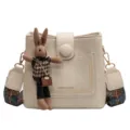 Borsa a secchiello chic con ciondolo coniglio, elegante borsa a tracolla retrò donna. - con portachiavi / Bianco