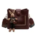 Borsa a secchiello vintage marrone con ciondolo a coniglio in maglia e tracolla etnica. - con portachiavi / Caffè