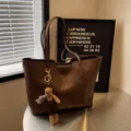 Καφέ τσάντα tote από συνθετικό δέρμα για γυναίκες casual τσάντα ώμου με κρεμαστό κουνέλι. - Μονή Τσάντα / Καφέ