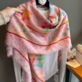 Vista dettagliata foulard quadrato rosa fantasia floreale tocco cashmere elegante. - 4#