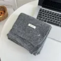 Morbida sciarpa invernale da donna grigio scuro in lana, scaldacollo caldo ed elegante stile chic. - 135-175CM / Grigio scuro