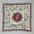 Vista dettagliata del foulard quadrato in seta di lusso con eleganti motivi marini di conchiglie. - Style 1