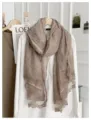 Elegante sciarpa beige con delicato bordo in pizzo, perfetta per la primavera e l'autunno. - Cachi