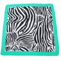Elegante foulard quadrato con bordo verde e stampa astratta in bianco e nero donna. - Bordo Verde