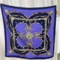 Elegante foulard in seta viola con stampa classica di cintura e catena, accessorio chic. - Blu Violetto